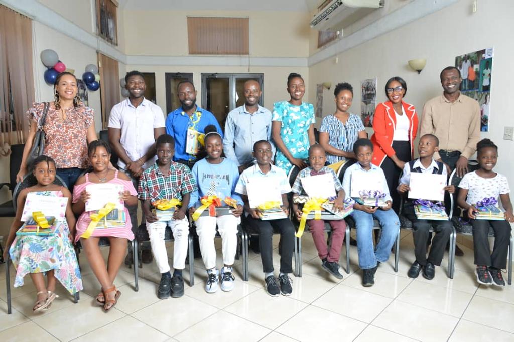 Cérémonie de remise de prix et certificats aux gagnants et participants au concours de dessins organisé à l'occasion du Jour de la Bible